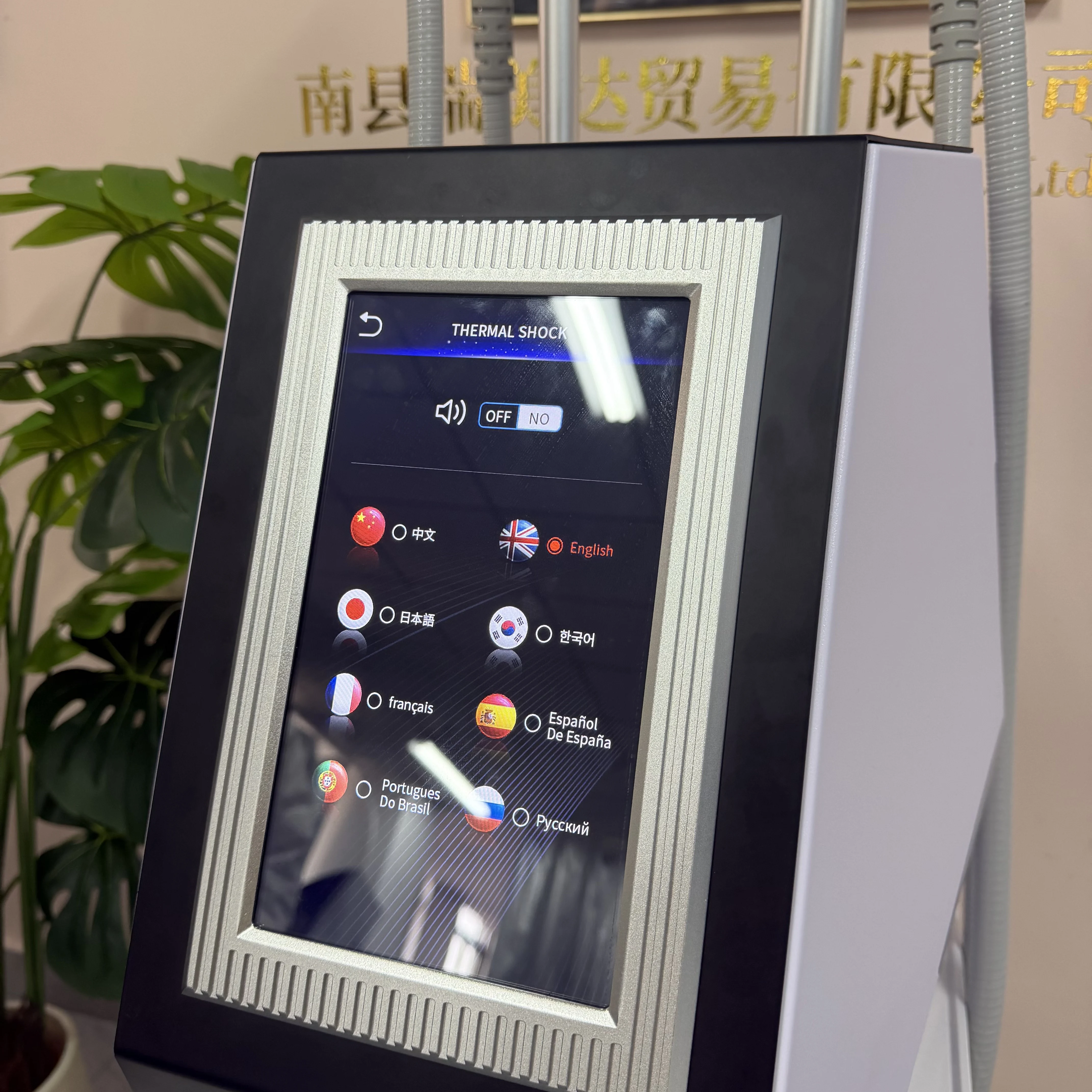 

Портативный аппарат 4-в-1 для криотерапии и EMS-стимуляции: функции замораживания жира, горячего и холодного воздействия для контурной пластики тела и подтяжки кожи