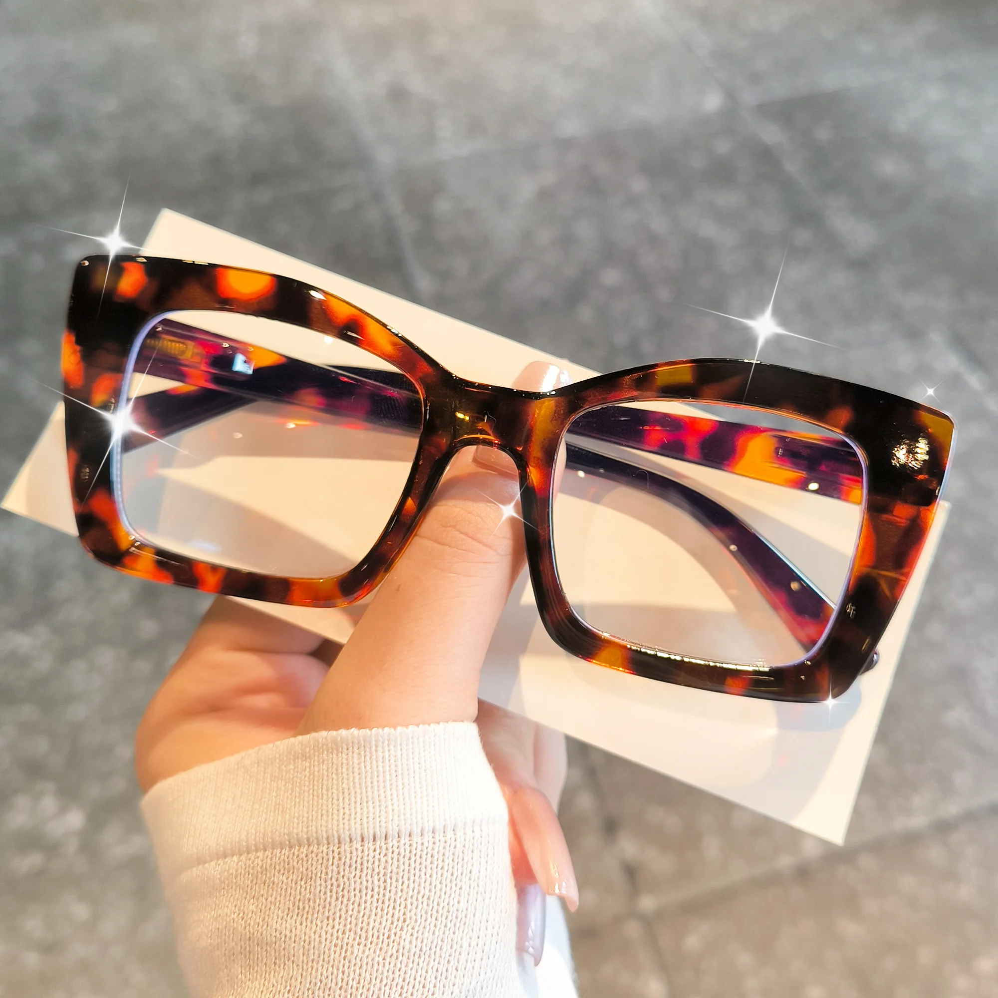 Chic Cat Eye Reading Glasses (Unisex) image