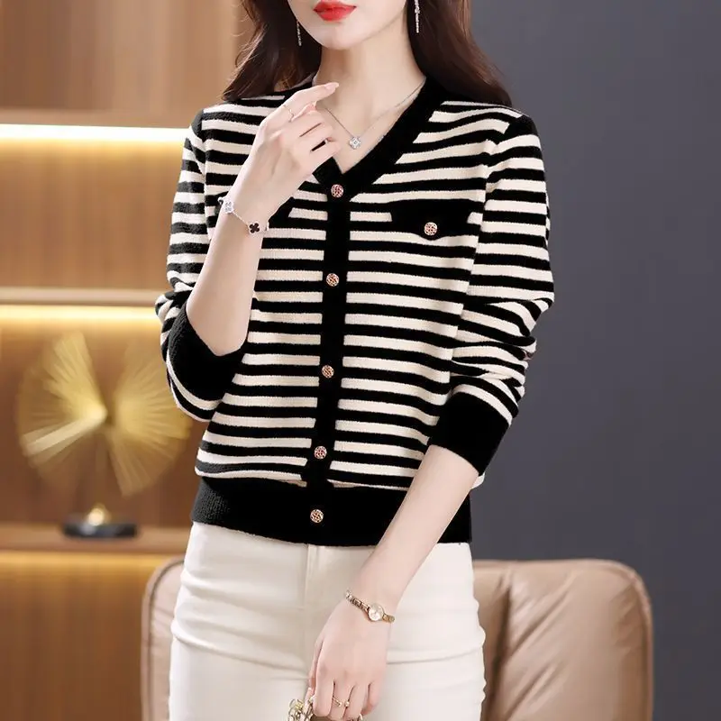 

2024 New Striped Sweater Women Fashionable High-end Mother Wear Knitted Bottoming Shirt Loose and Versatile V-neck Top Trendy