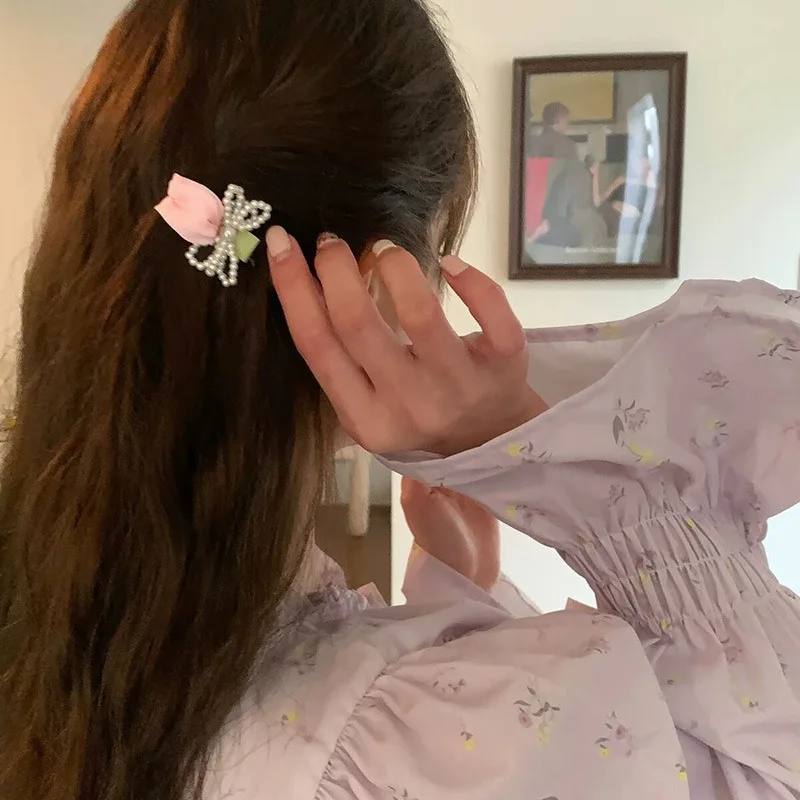 여자의 부드러운 진주 Bowknot 헤어 클립 꽃 머리핀 측면 앞머리와 이마 장식 우아한 액세서리