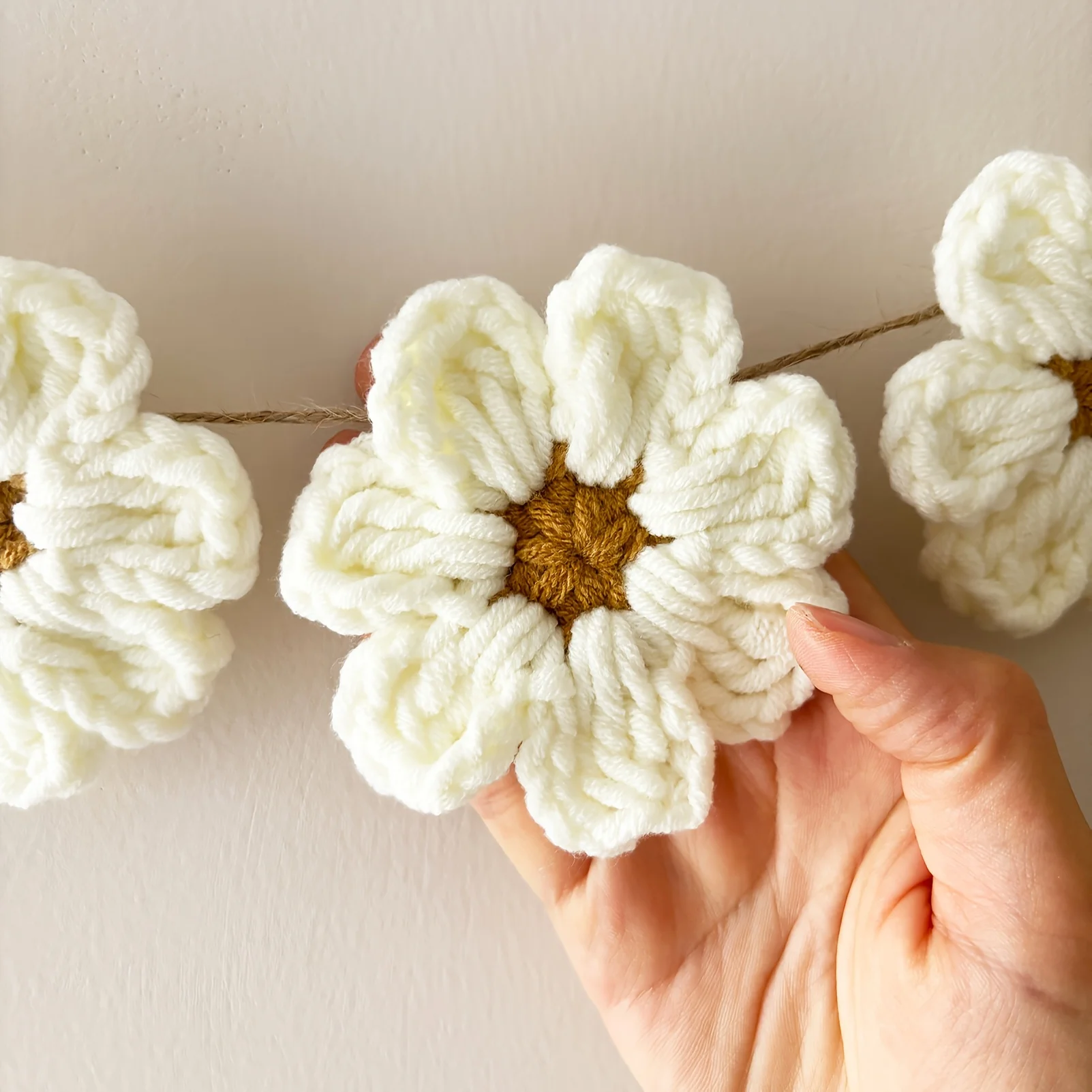 Handgefertigte Häkel-Gänseblümchen-Blumengirlande Boho Blumen-Wandbehang für Muttertag Wohnzimmer Schlafzimmer Deko 8 Blumen – Detail 1