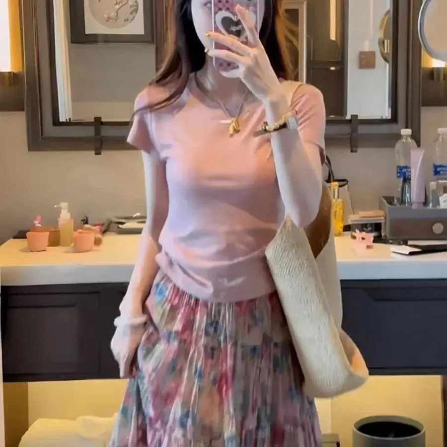 

Fashionable Korean Style Women's Summer Outfit Short Sleeve T-Shirt And Printed Skirt Set Soft Pastel Color for Young Women