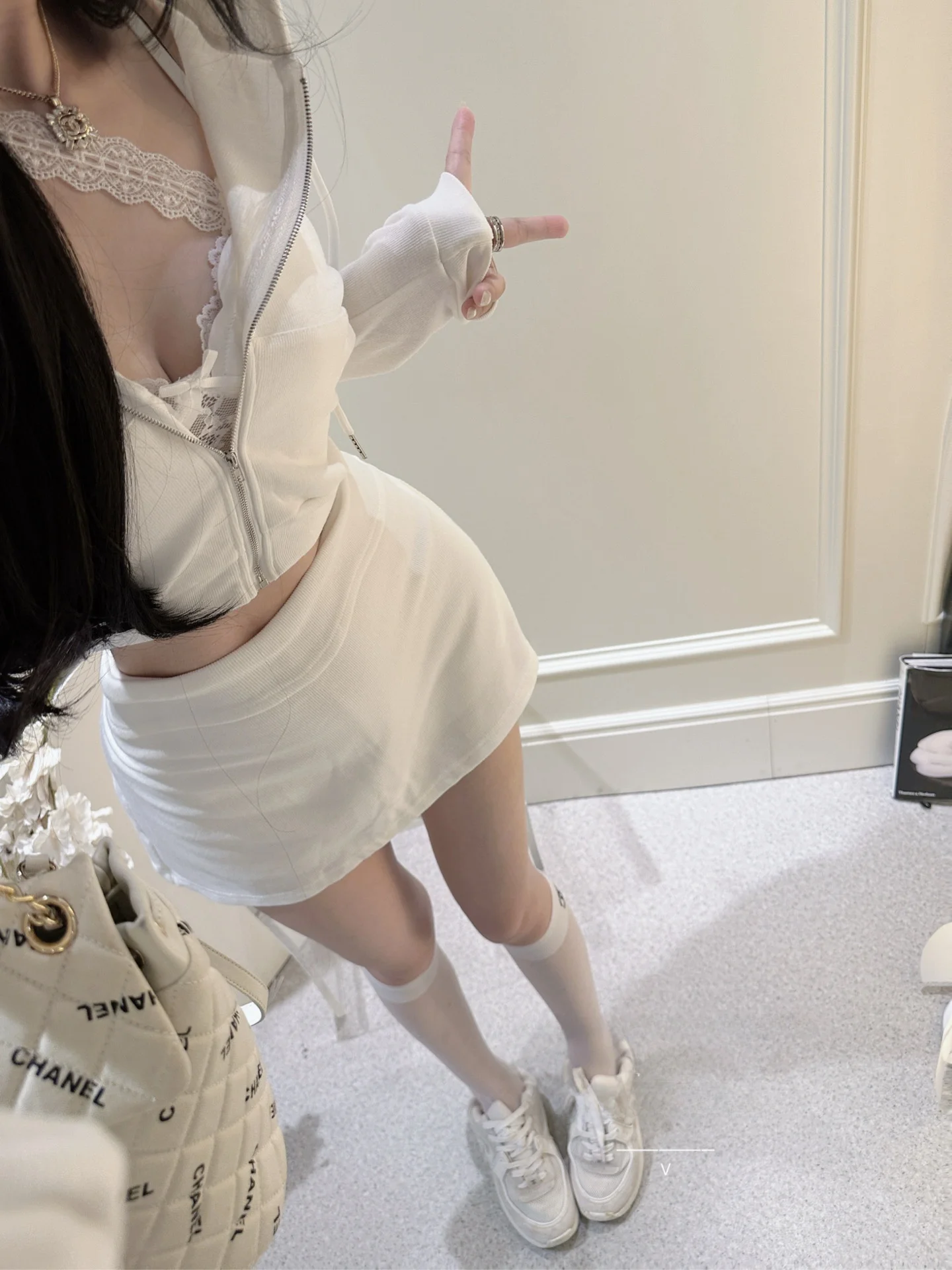 

Однотонный комплект из двух предметов для девочек: худи на молнии с круглым вырезом и длинными рукавами, а также короткая юбка-шорты. Весенняя мода.