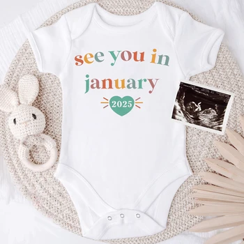 Zie Je In January 2025 Baby Aankondiging Romper Pasgeboren Bodysuit Met Korte Mouwen Baby Zomer Jumpsuit Peuter Kleding Outfits