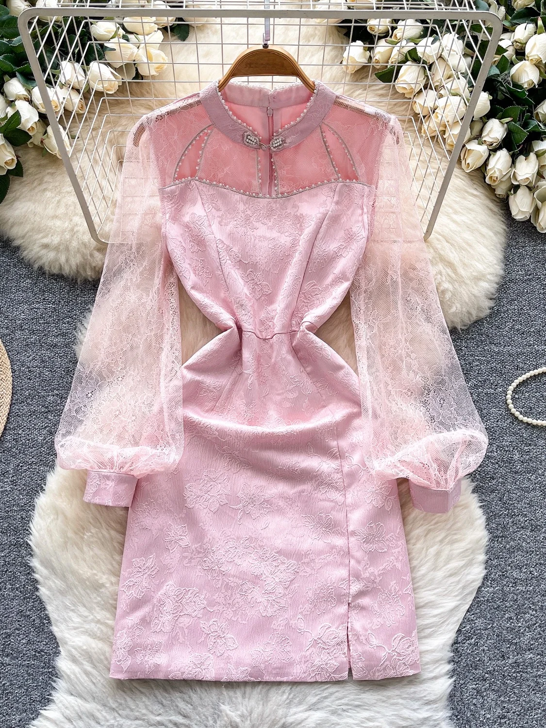 فستان أنيق من الدانتيل المفرغ بأكمام طويلة مع تصميم مشدود عند الخصر وفتحة جانبية على قماش الساتان، فستان على الطراز الكوري بخ...