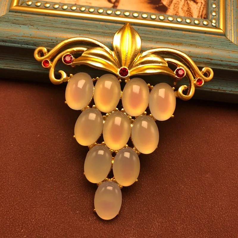 Vintage Grape Shape Brooch Gold Plated Inlaid Smooth Crystal Elegant Vine Lapel Pin Women Suit Dress Jewelry Accessory