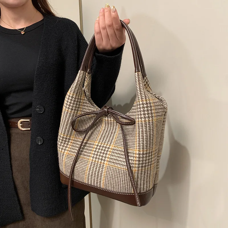 الاتجاه منقوشة عادية الألوان المتناقضة حقيبة كتف ريترو عصرية 2026 شتاء جديد الراقية مصمم تحت الإبط حقيبة نسائية