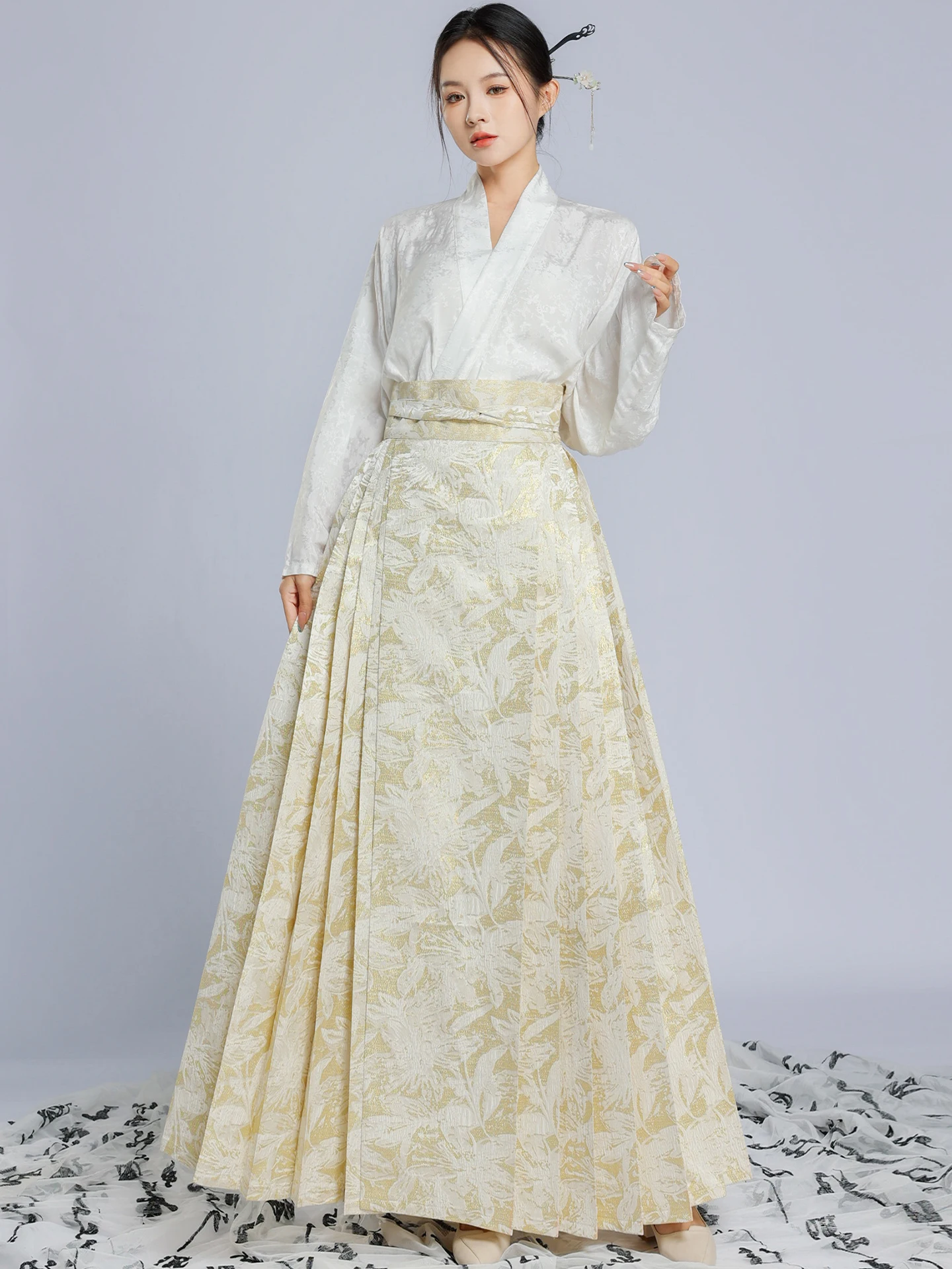 

New 2026 Chinese Sle Gold Emed Floral Hanfu Skirt Set High-End Relief Embroidery Traditional National Trend Polyester F...
