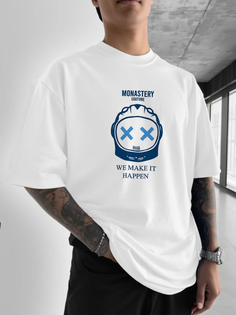 تي شيرت مطبوع عليه خوذة رائد الفضاء من Monastery Couture بتصميم عصري يظهر النمط الشخصي #3