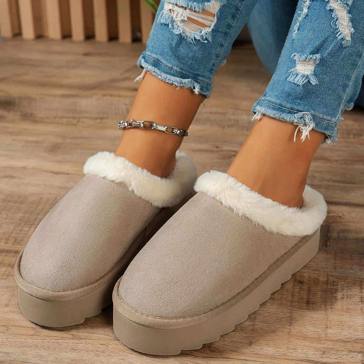 Sepatu kasual wanita musim dingin, berbulu tebal, sol tebal, anti selip untuk dalam ruangan dan hangat dengan lapisan bulu.