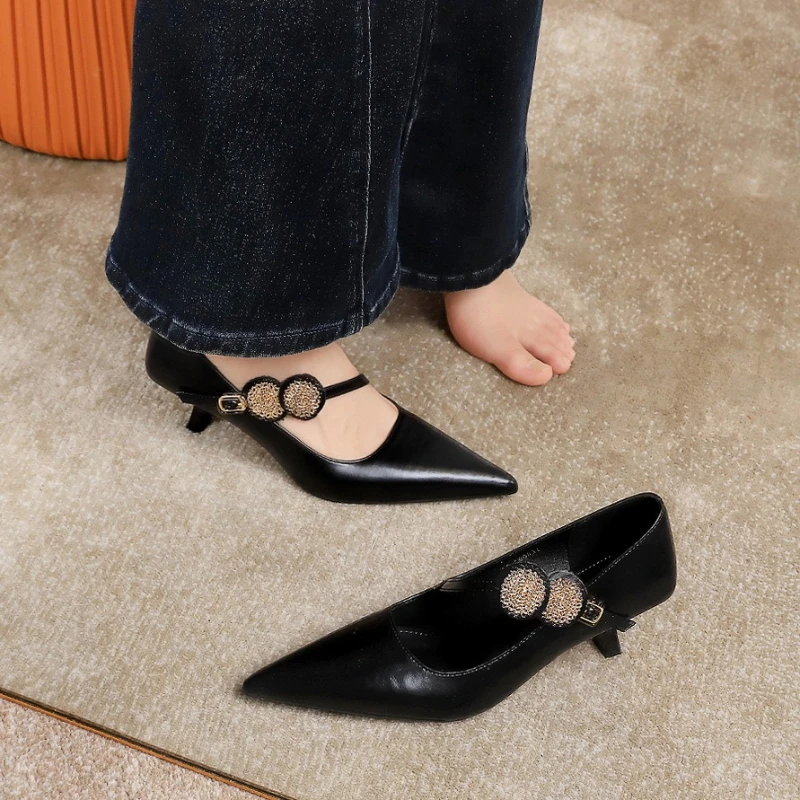 حذاء معدني ذو فم ضحل مدبب للحفلات بكعب عالٍ مع حزام مستقيم وأحذية فردية بكعب عالٍ للولائم