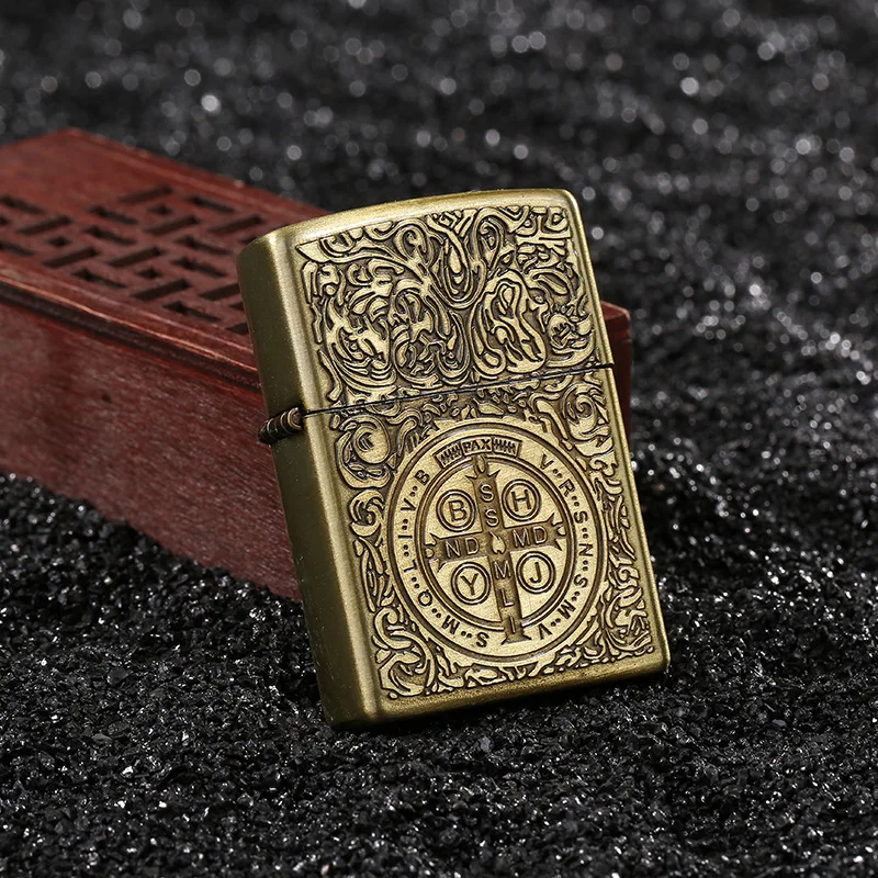 Personalized and creative retro vintage men's relief windproof zinc alloy grinding wheel kerosene lighter wholesale gift