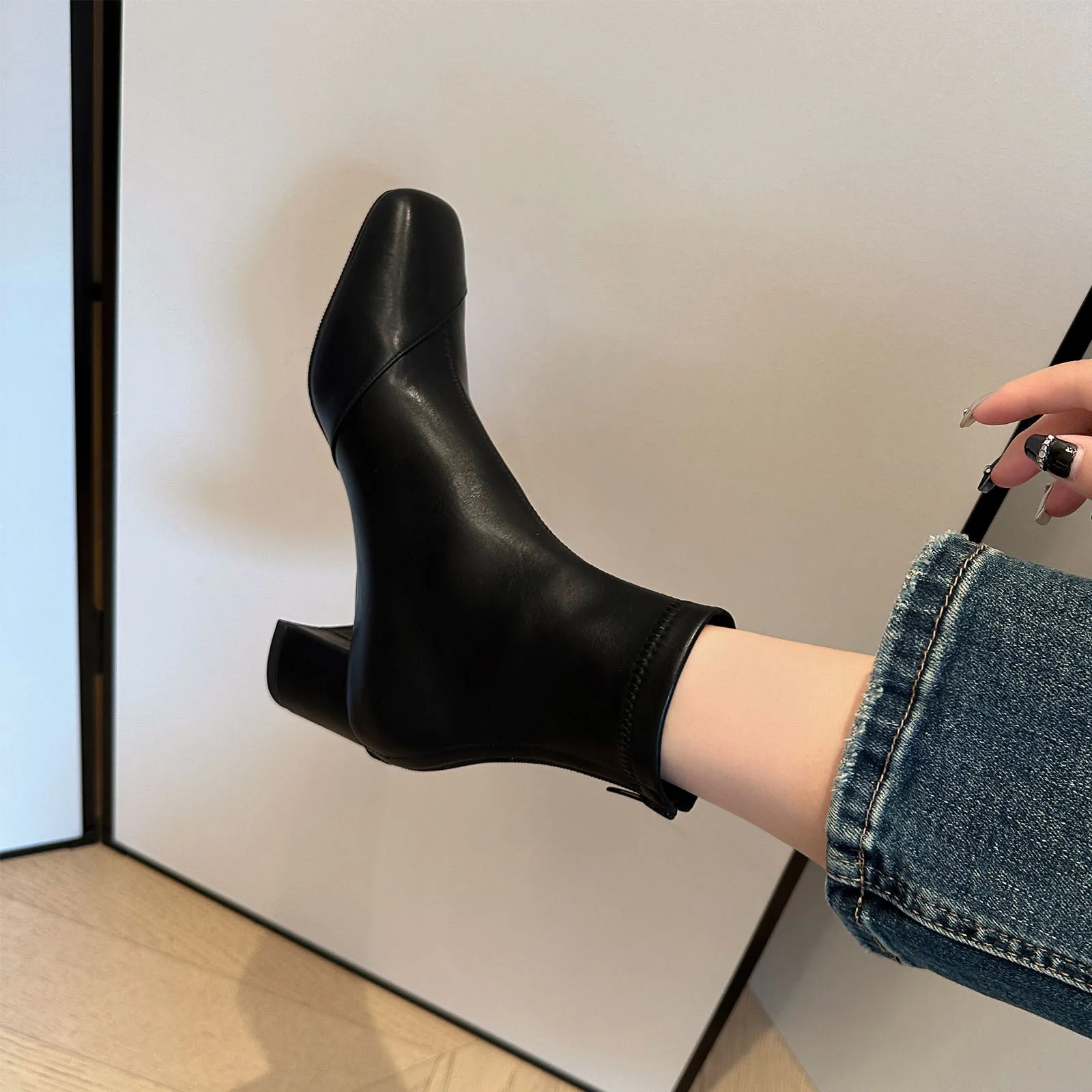 Arden Furtado 2024 Autumn Cowhide Short boots Square-head Back zipper Chunky heels Modern boots Simple style Large size boots