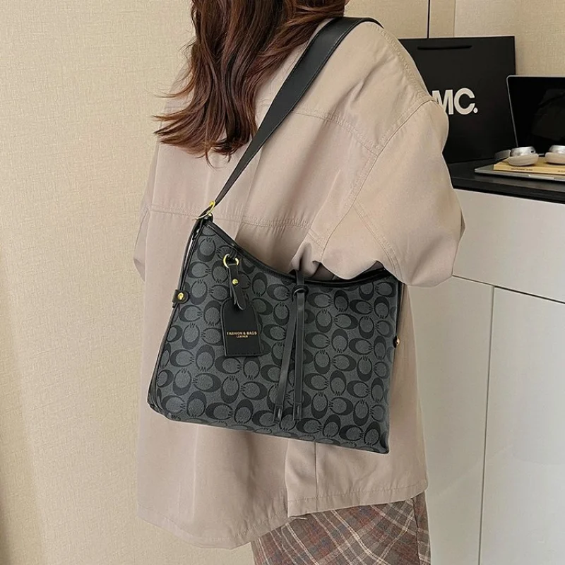 حقيبة كروس نسائية عصرية مصنوعة من الجلد المنقوش مع مظهر يومي أنيق مستوحى من باريس #5