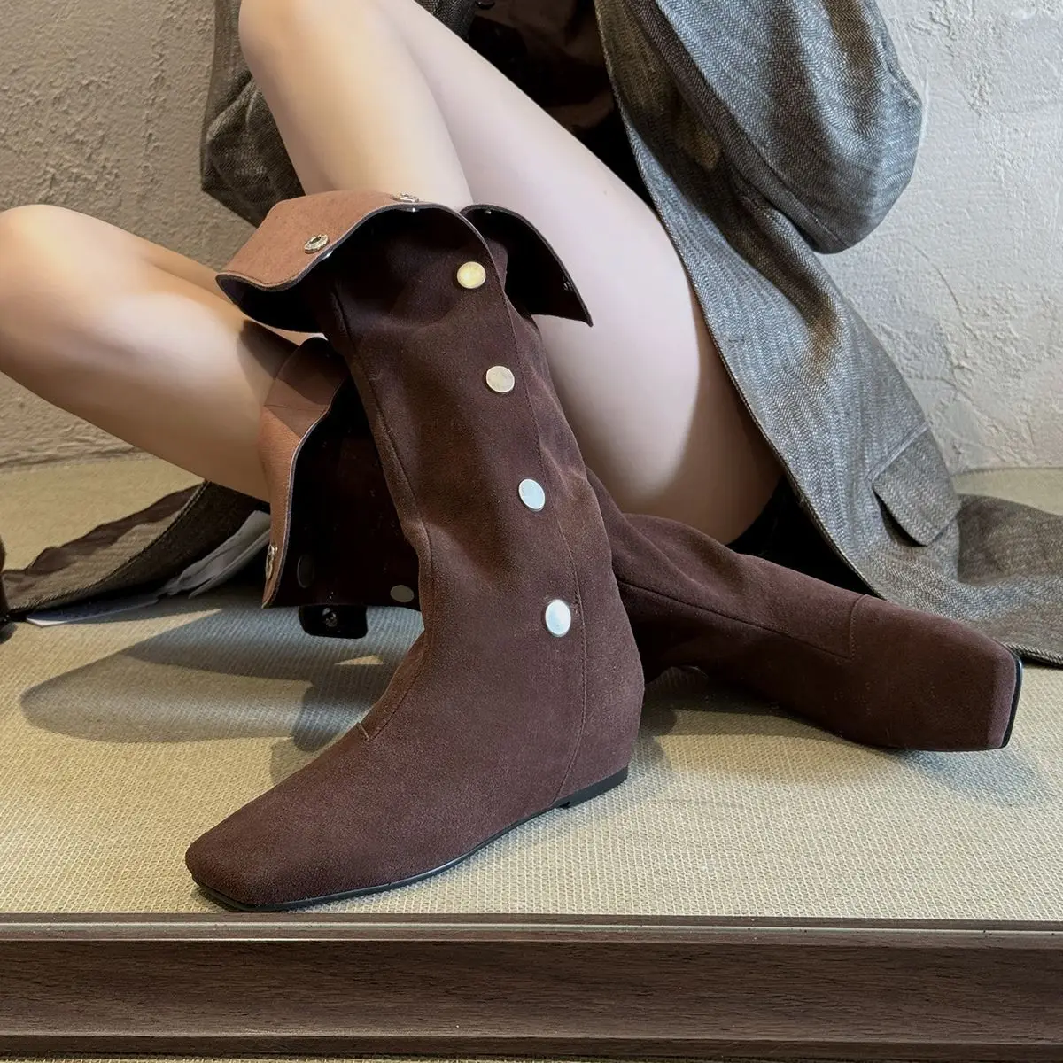 Arden Furtado Осенние коричневые замшевые сапоги из коровьей замши с увеличенным внутренним размером Современные сапоги без шнуровки с квадратным носком Сапоги до колена на среднем каблуке Большой размер