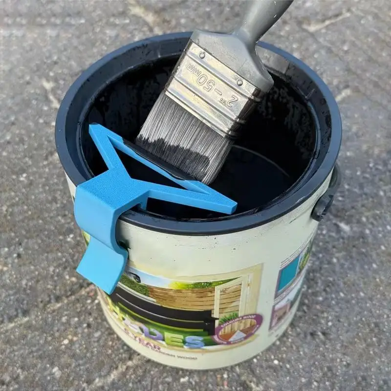 1pcs Universal Paint Can Brush Cleaner – Clip-On Scraper, Anti-Drip, Multi-Size, Keeps Opening Clean