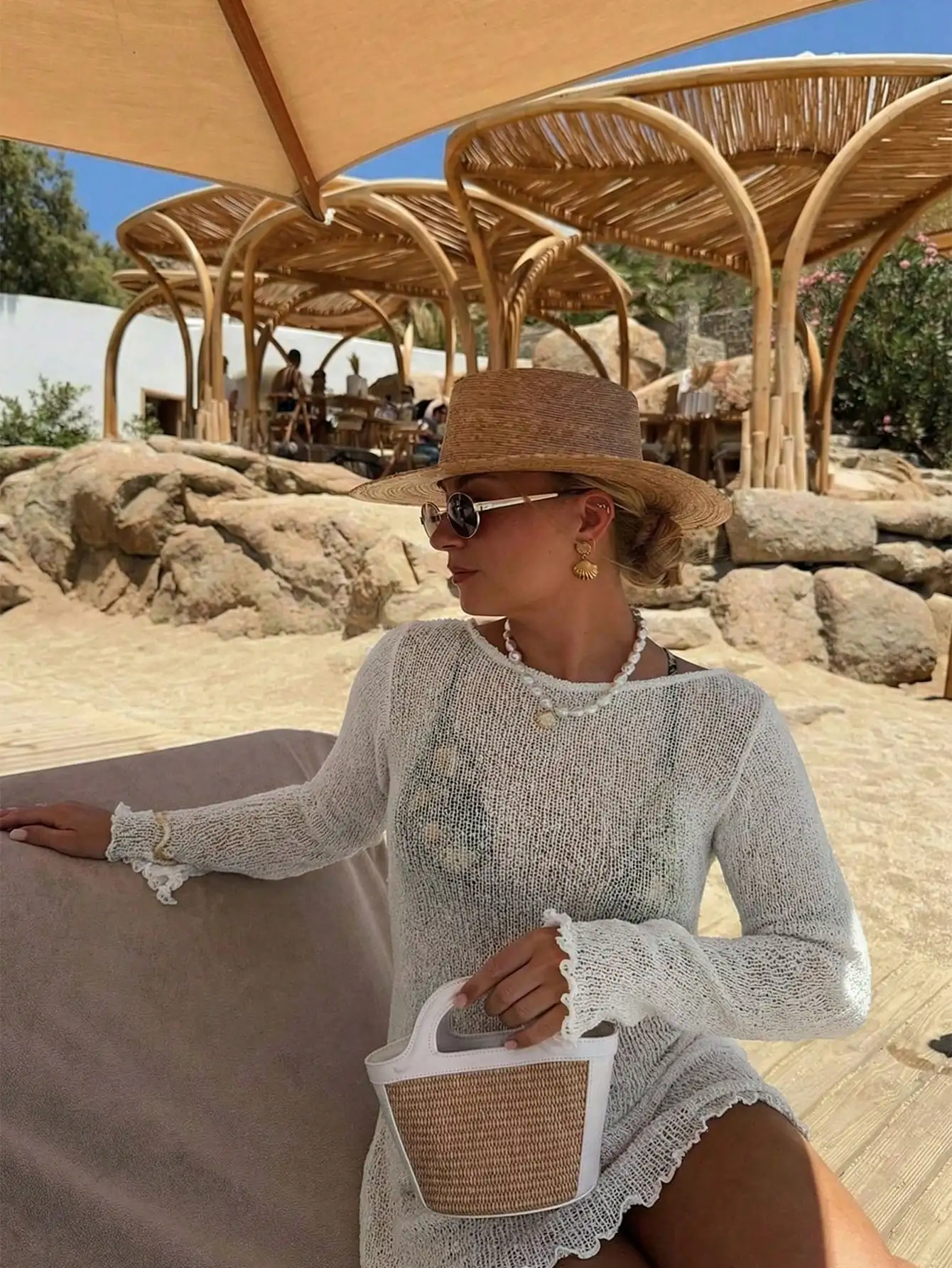 

Белое прозрачное пляжное платье с длинными рукавами и круглым вырезом для летнего отдыха