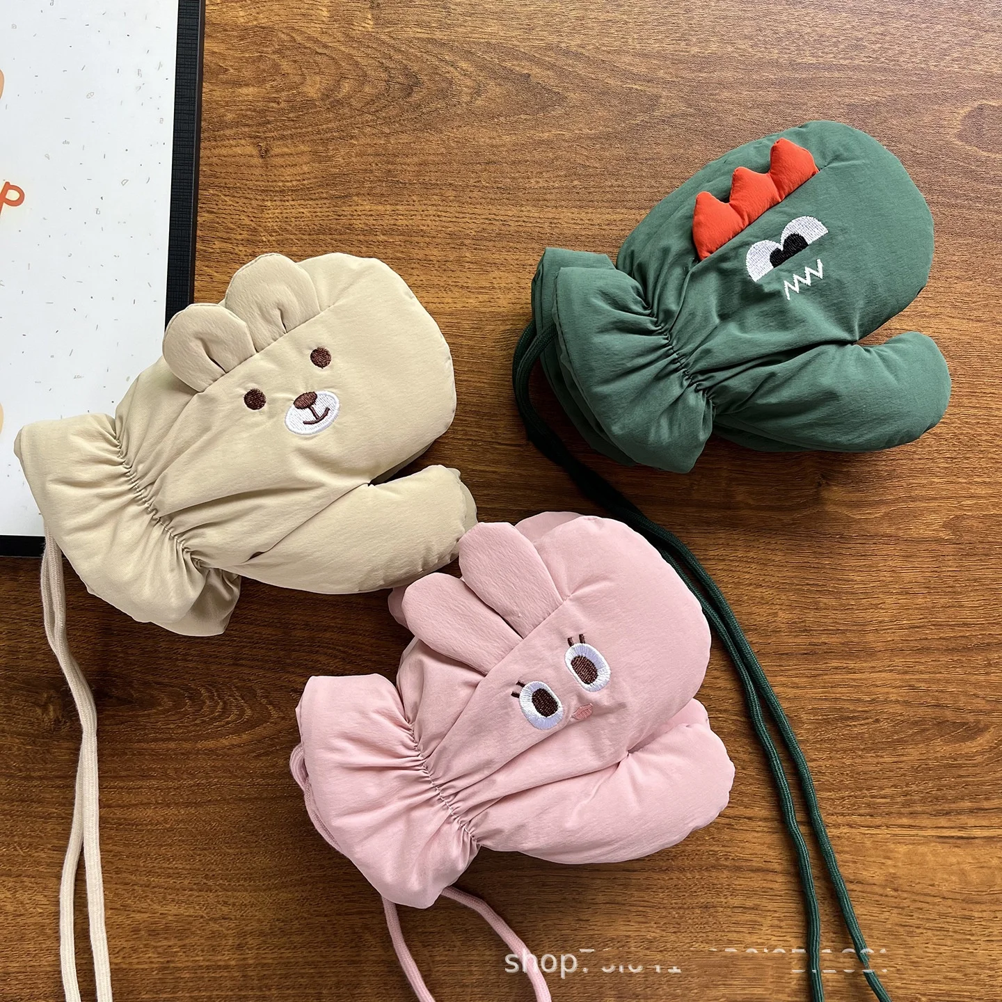 قفازات شتوية للأطفال دافئة بتصميم كرتوني لطيف للبطل الخارق قفازات صوف مضادة للانزلاق للأولاد الصغار في المدرسة في الهواء الطلق