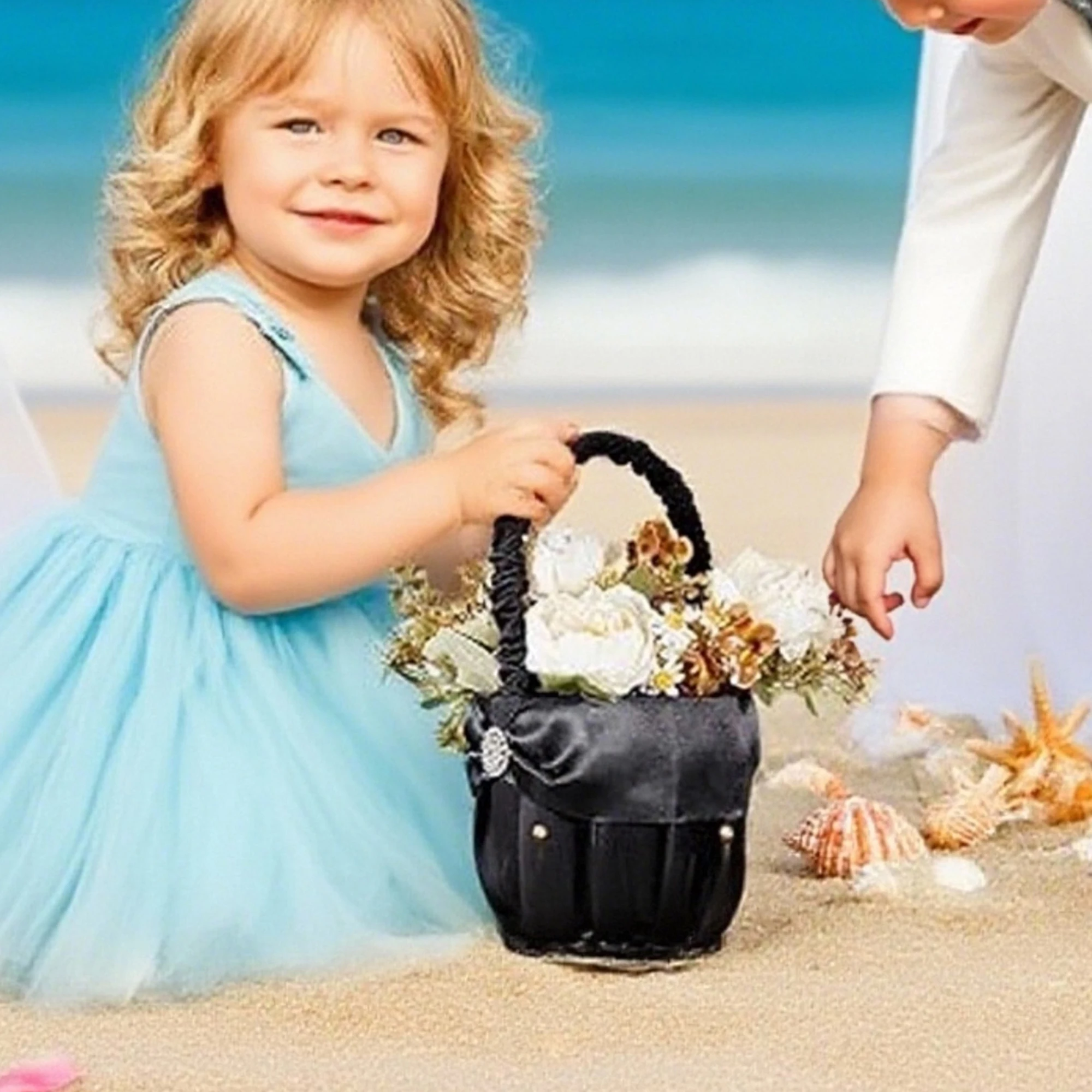 ตะกร้าสาวดอกไม้สีขาวหรูหราพร้อม Rhinestones ประกายและที่จับสําหรับตกแต่งงานแต่งงาน