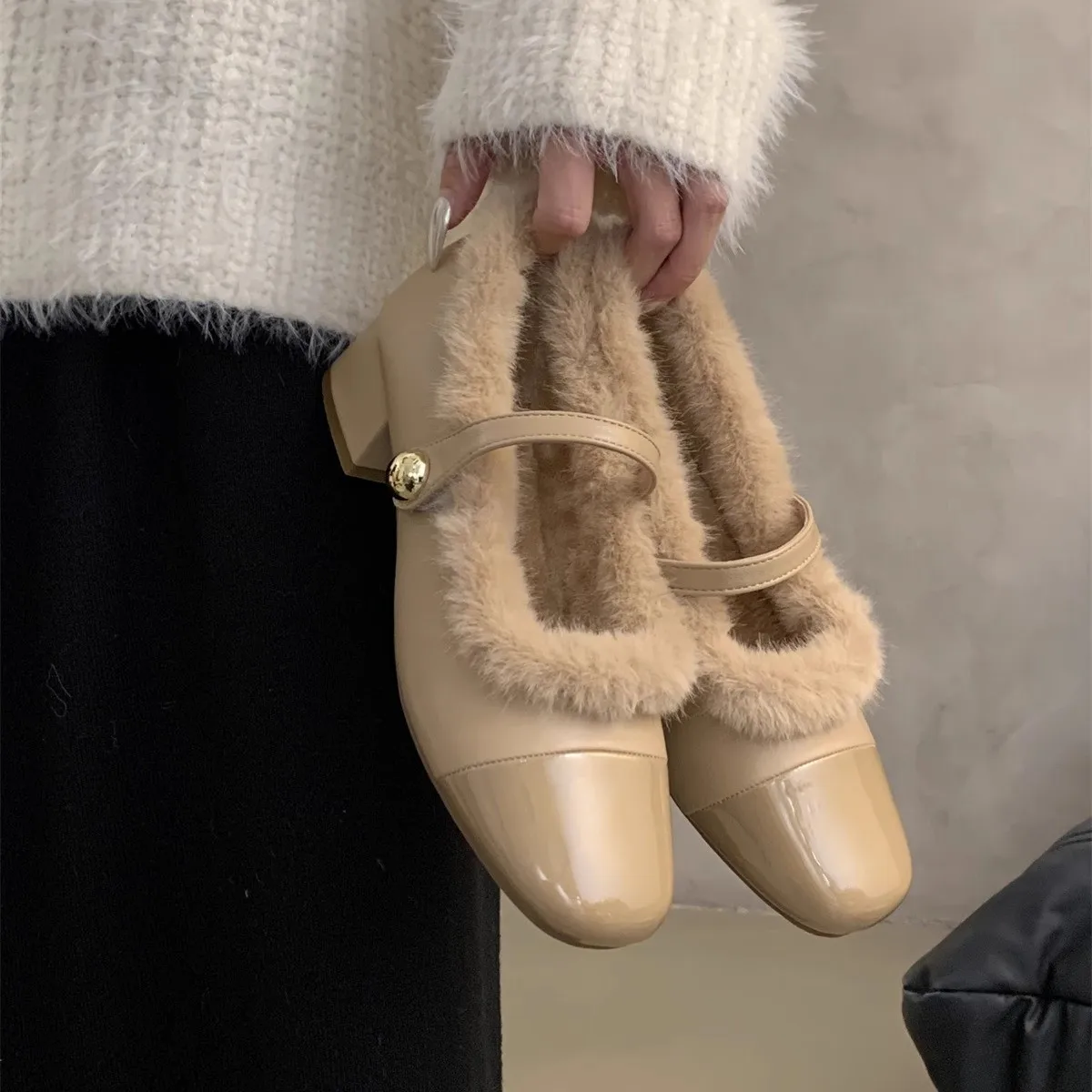 2025 outono e inverno de pelúcia confortável quente sapatos femininos de salto grosso estilo doce casaco elegante com sapatos de salto alto de veludo