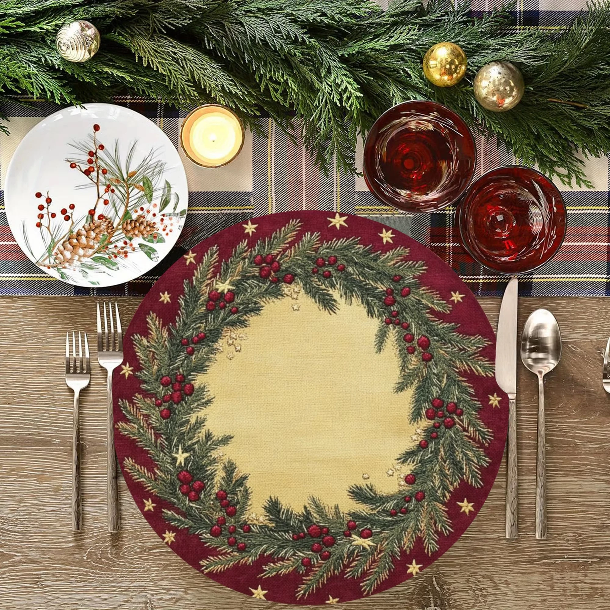 VIKAMA 4-teilige runde Weihnachts-Tischsets mit weinroter Basis und einem Muster aus Kieferzweigen und Beeren sind Tischdekorationen
