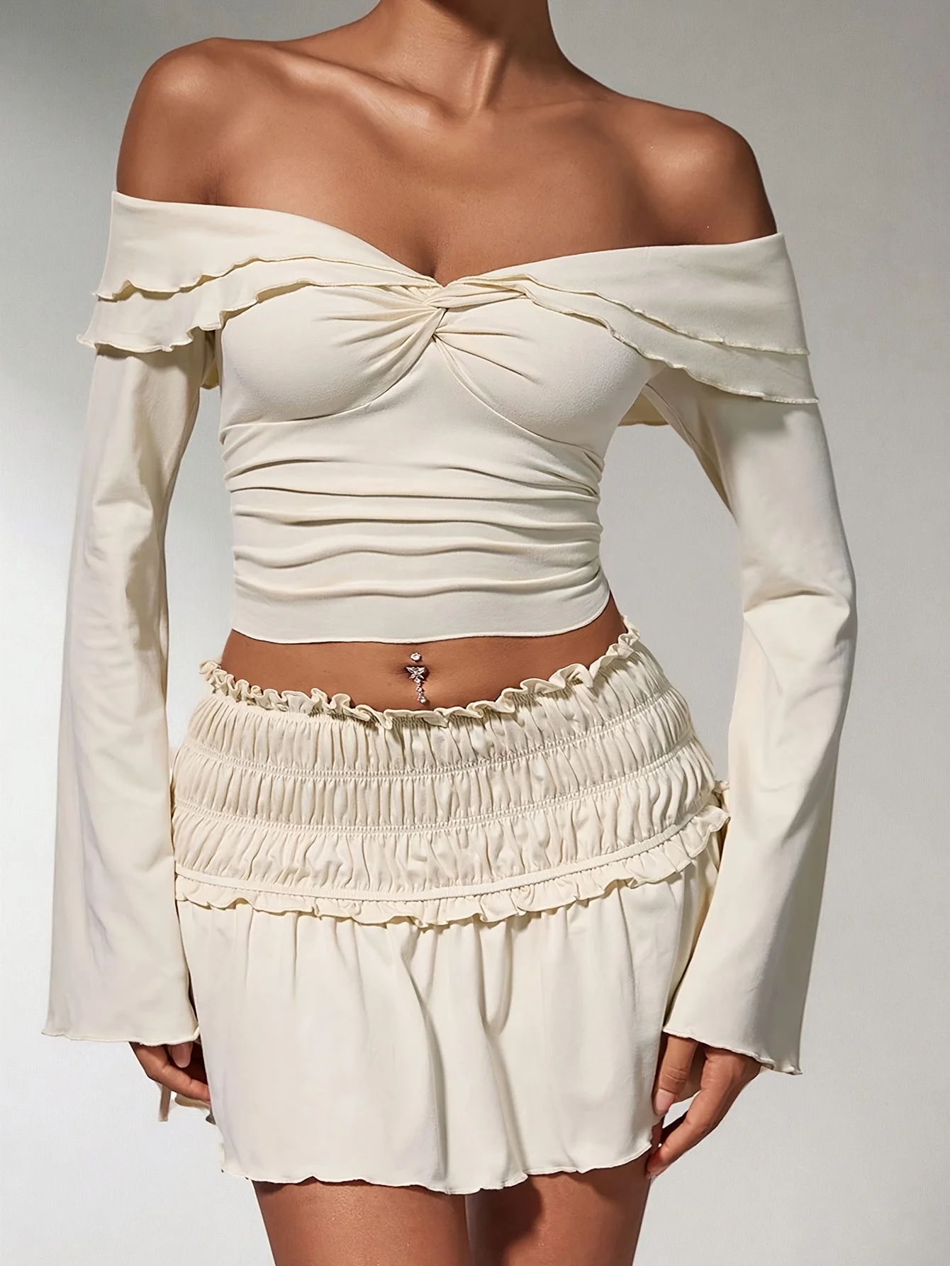 트렌디 베이지 오프숄더 러플 투피스 세트 - 여성용 긴팔 크롭탑 & 주름 미니스커트 파티룩