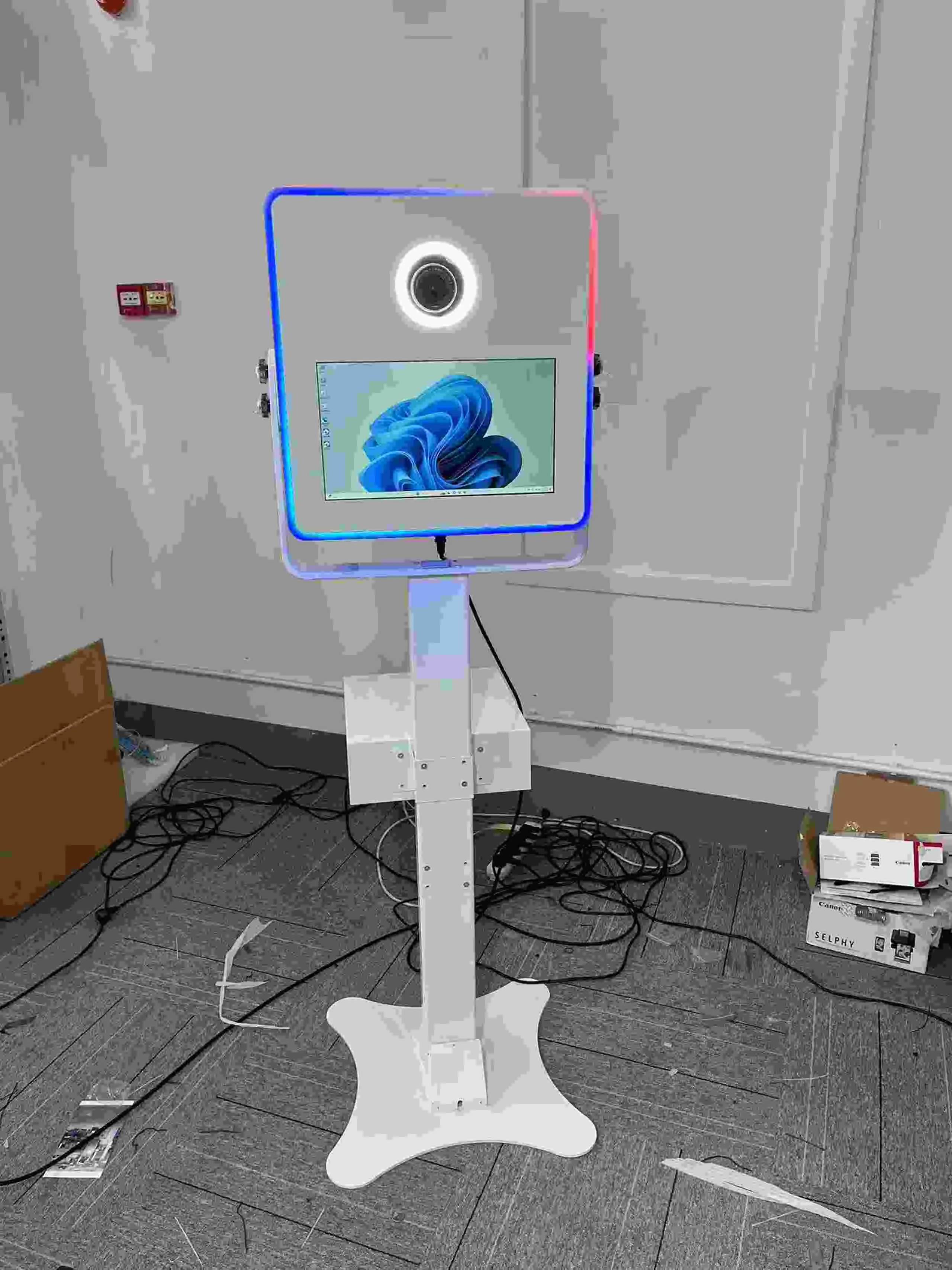 結婚式イベント用ポータブルセルフィーマジックミラーフォトブース、タッチスクリーンLEDフレームキオスク、内蔵プリンター付き