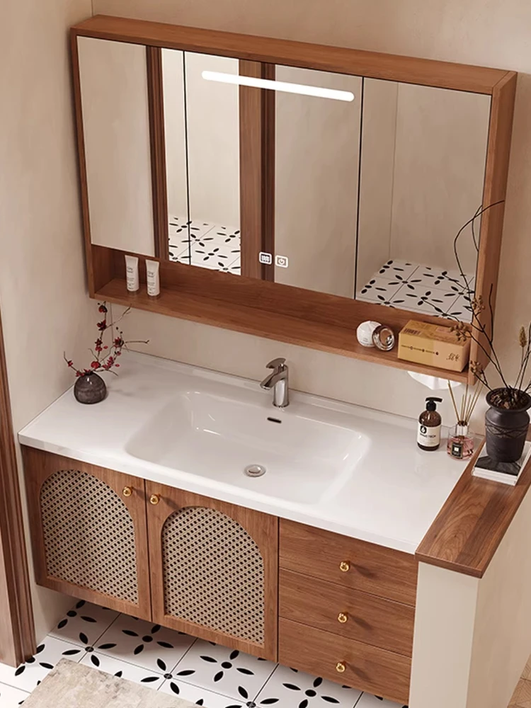 

Средневековый ротанговый шкафчик для ванной комнаты с керамической встроенной раковиной и комбинацией отделки из массива дерева.