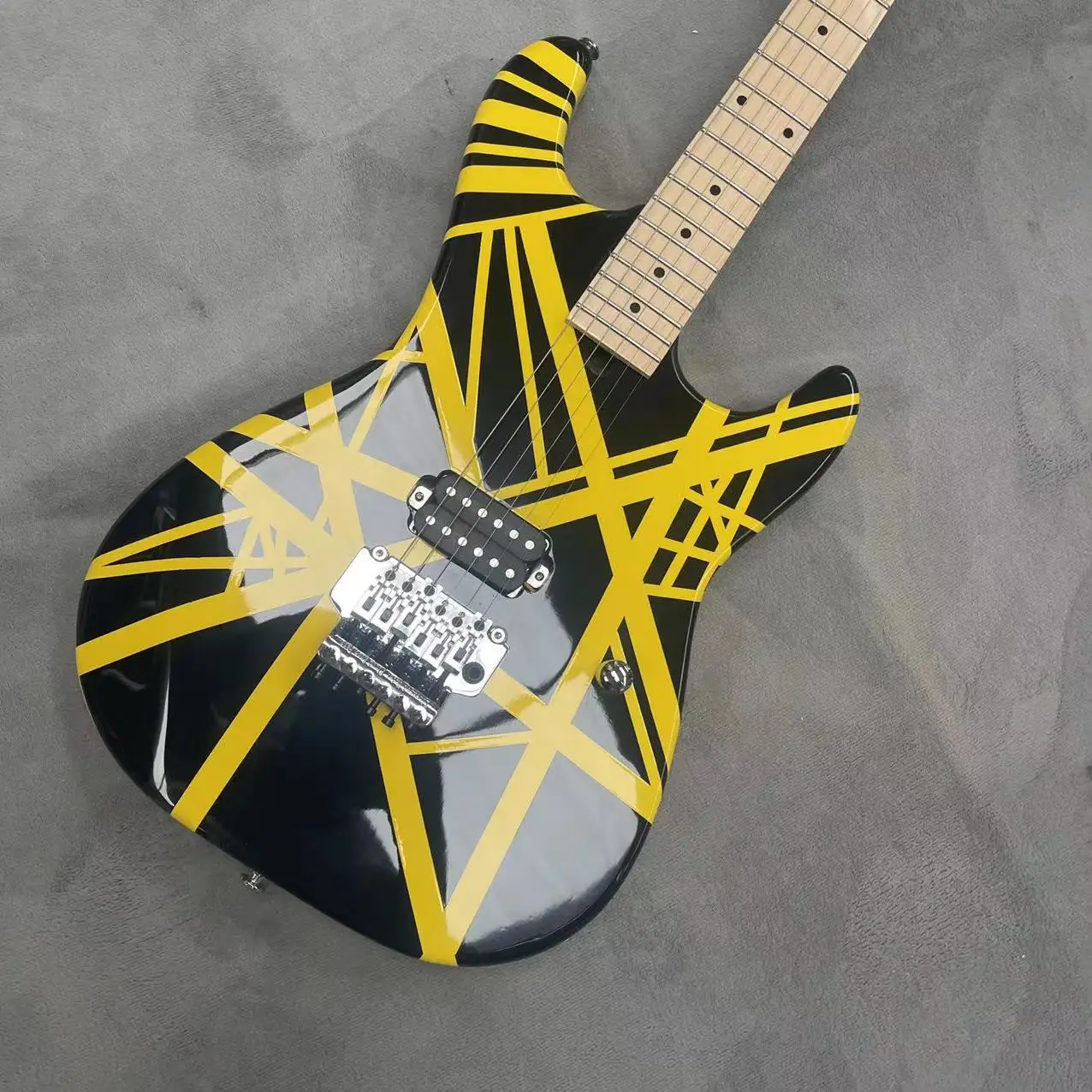 6-string black body yellow stripe electric guitar integrated electric guitar, high gloss, open pickup, vibrato pull string board