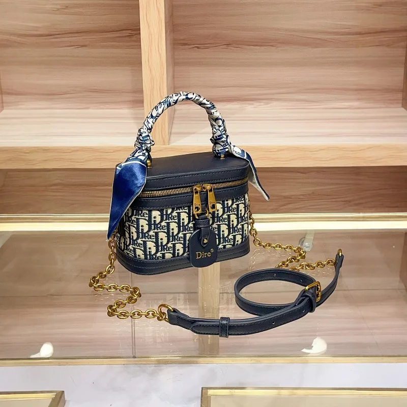 Vintage Style Elegant Crossbody Diaper Bag: Luxury Women's Handbag With Designer Details And Large Capacity For Messenger Tote