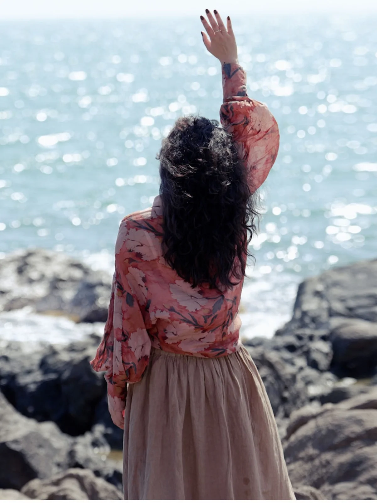 قميص كتان مطبوع أنيق للنساء جديد خريف 2025 مقاس كبير فاخر فريد من نوعه ذو جو جميل ونمط حلو وواسع