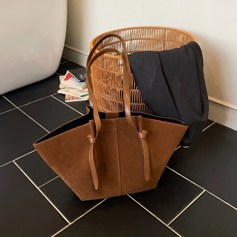 Tas tote baru yang populer tahun ini dengan desain unik, tas wanita simpel berlubang, tekstur untuk aktivitas sehari-hari bagi wanita