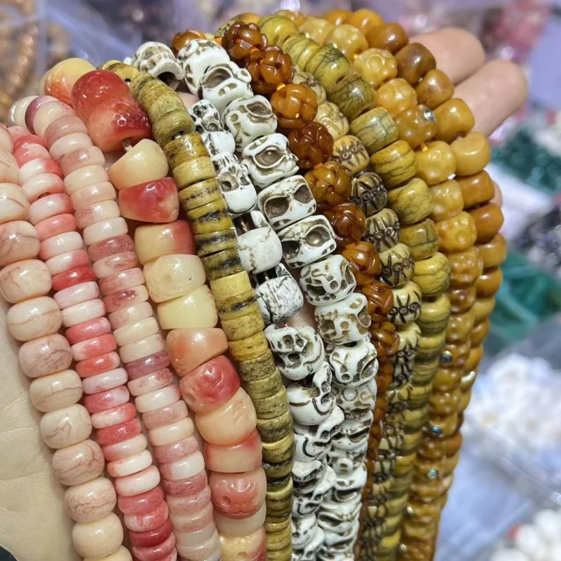 

Винтажные кусочки коровьей кости, инкрустированные старинными бусинами и бусинами в буддийском стиле, а также аксессуарами.