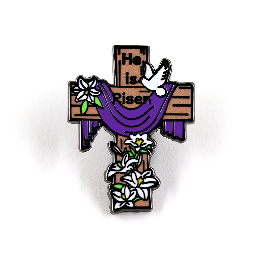 Er ist auferstanden – Brosche, christliches Ostern-Kreuz-Abzeichen, lila Stofflilie, weiße Taube, Emaille-Anstecknadel, religiöse Motive, Glaubenssymbol, Taschendekoration. – Detail 1