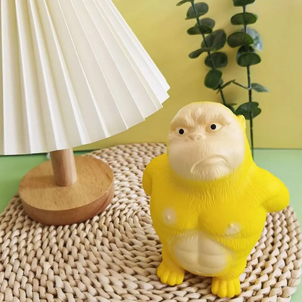 Presente amarelo espremendo brinquedos pvc descomprimir estresse alívio brinquedos crianças dos desenhos animados orangotango king kong brinquedos