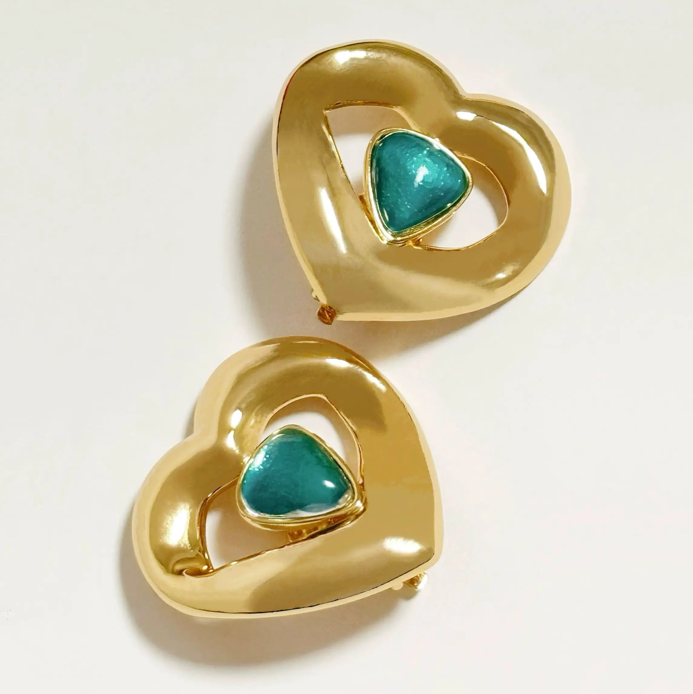 

Vintage Blue Gem Gold Plated Brass Heart Earrings Ear Clip Women Top Quality Europe Jewelry