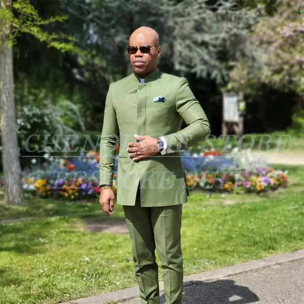 

Высококачественный мужской костюм-двойка: пиджак и брюки для деловых встреч, выпускных вечеров и торжественных мероприятий. Элегантный однобортный пиджак с отложным воротником.