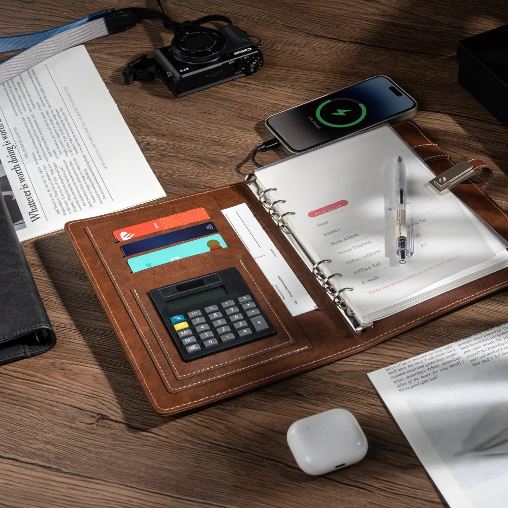 Caderno de couro marrom com banco de potência integrado, calculadora, unidade USB, cabo de carregamento 3 em 1, diário A5 perfeito para negócios