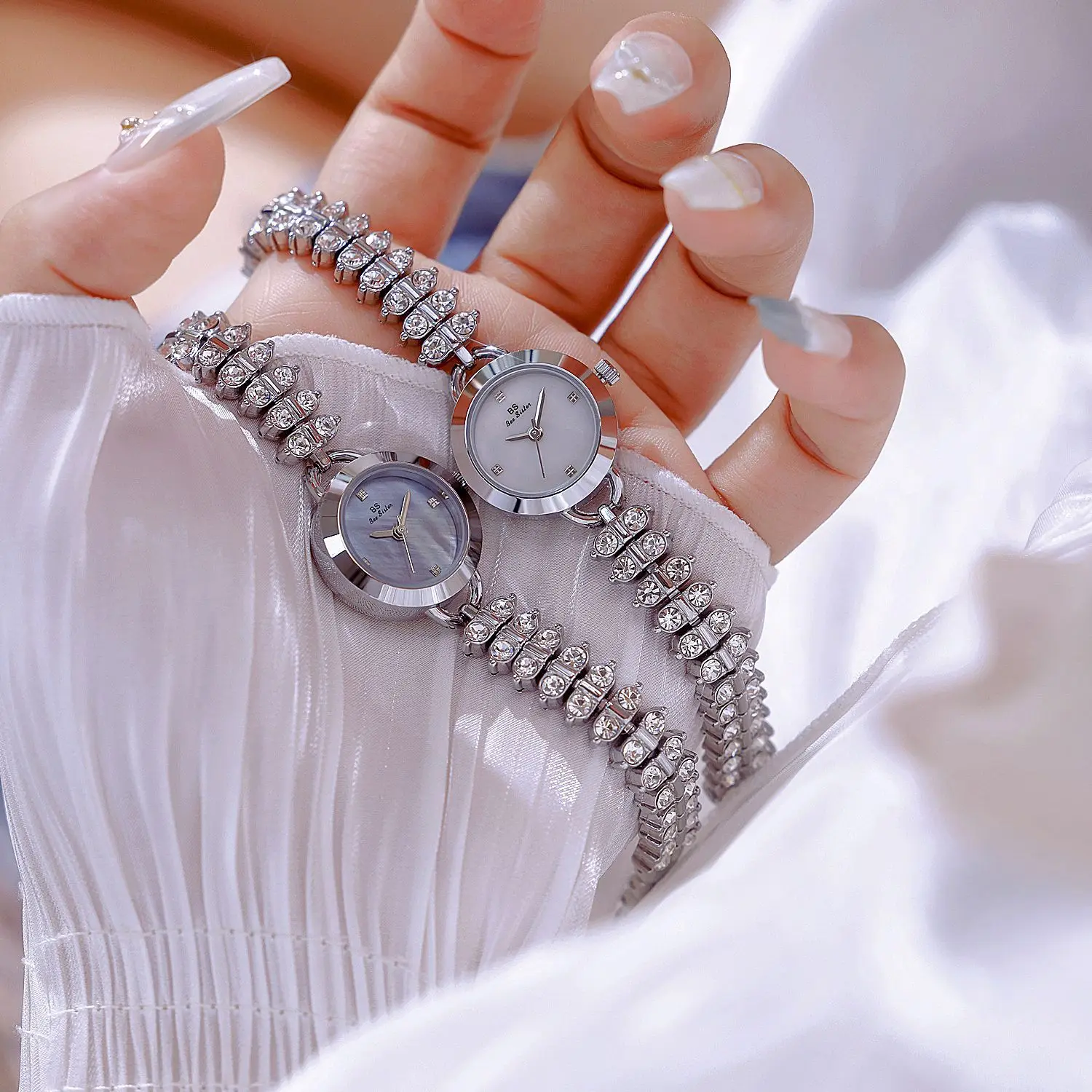 Luxury Women Watch High End Temperament Circular Dial Quartz Watches Exquisite Small Wheat Retro Diamond Bracele Lady Wristwatch