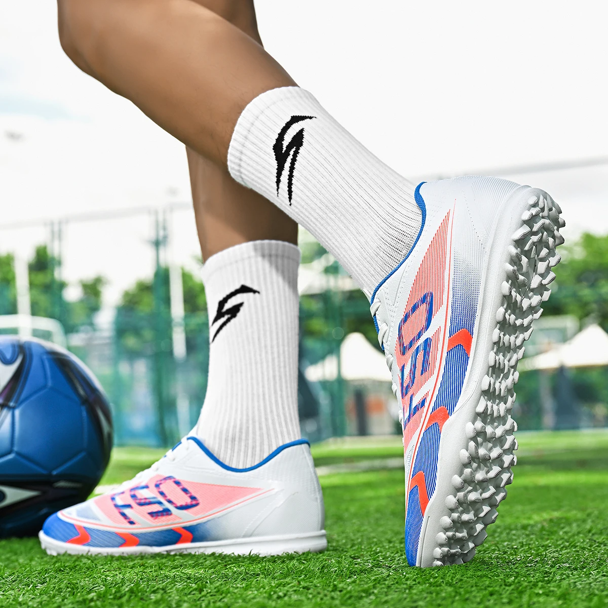 

Classic low-top football boots with broken spikes TF and spikes FG, 2 beautiful colors to choose from unisex styles