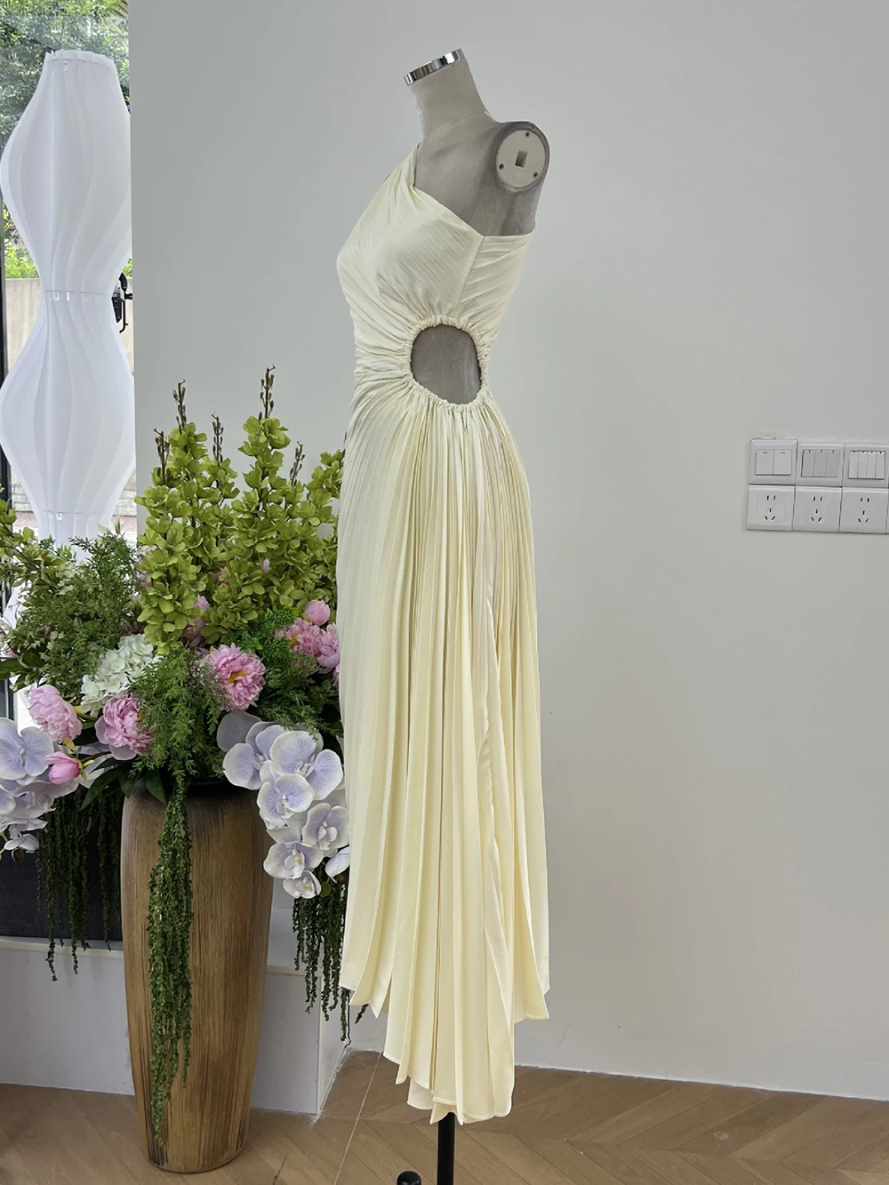 Modphy cor sólida um ombro plissado vestido irregular para mulher sexy sem mangas oco para fora magro vestido longo feminino vestitos