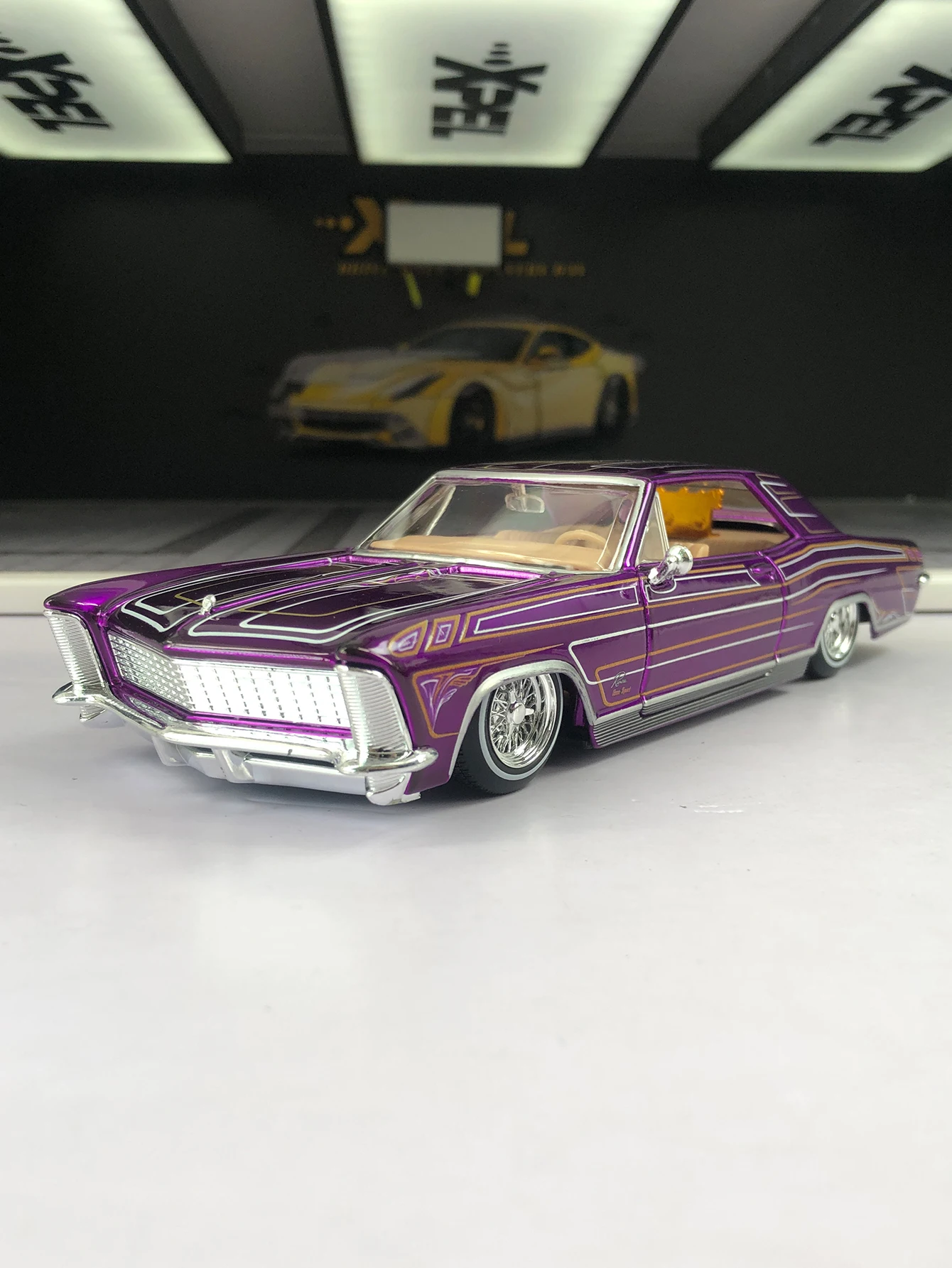 

Модель автомобиля Maisto 1:26 из цинкового сплава, имитирующая Buick Riviera 1965 года, статическая декоративная фигурка, металлическая коллекционная машинка в подарок.
