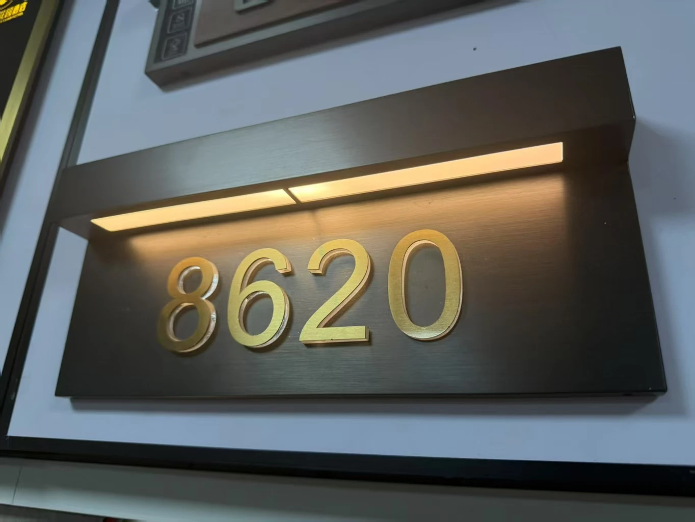 Wood Grain Iron Hotel Room Number Sign Custom Door Plate Acrylic Metal Number Plaque Eco-Friendly Water Resistant Apartment