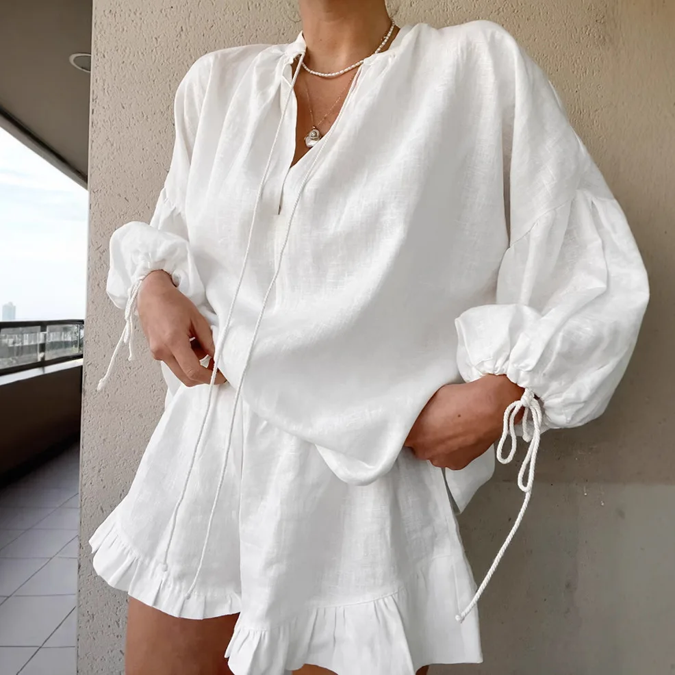 

White cotton and linen V-neck lantern sleeve loose long sleeved hot pants set 2025 spring fashion new two-piece set
