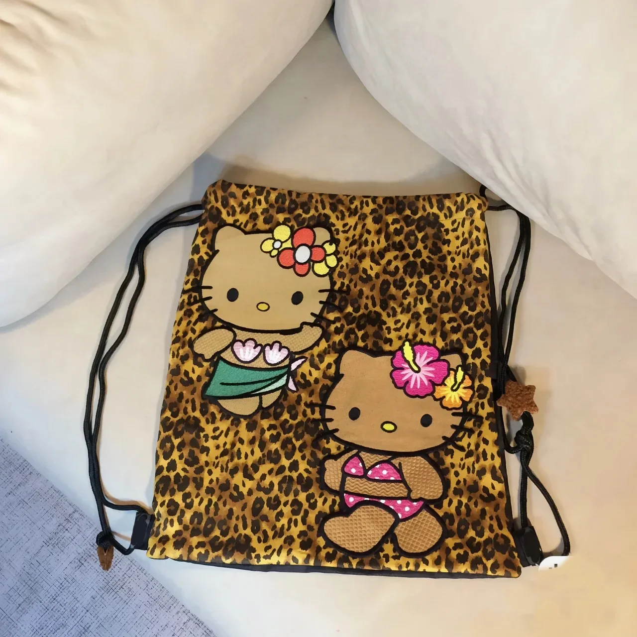 만화 배낭 2024 새로운 미국 복고풍 대용량 Drawstring 표범 배낭 여행 다목적 캐주얼 소녀 선물 HelloKitty