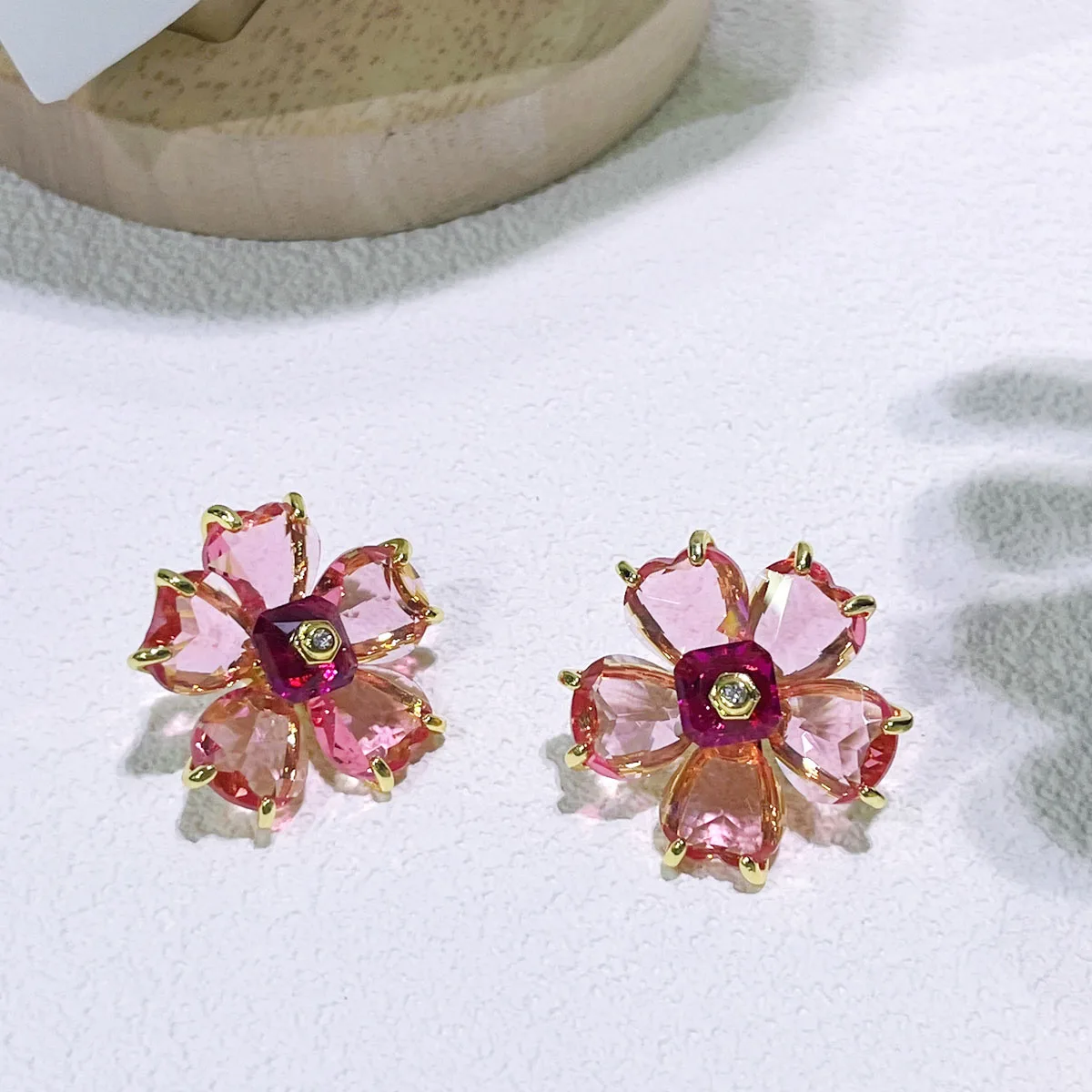 NONE Ohrringe 2025, neuer Verkaufstrend, hochwertiger Schmuck, Blume, modische Luxus-Charms, Edelstahl, rosa, gelb, Damenbekleidung 6