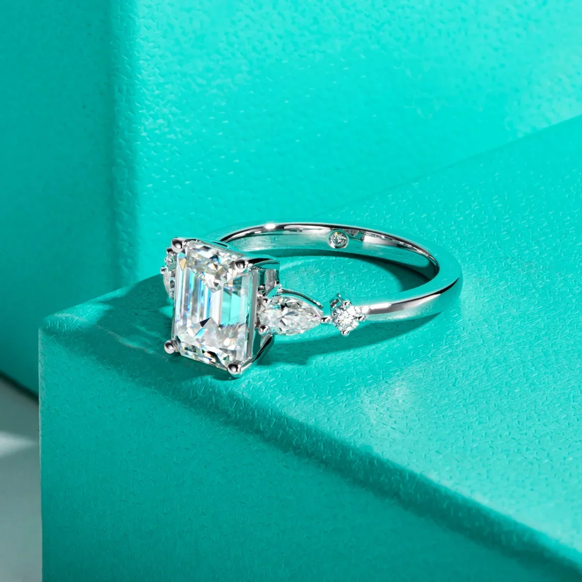 FCGJHW 3ct D Color Emerald Cut Moissanite 0.3ct Pear Cut Engagement Rings 18K Gold Plated Ideal for Weddings Women's Gifts