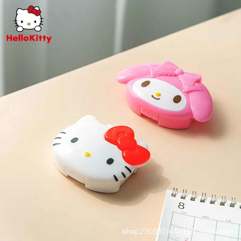 กล่องเก็บของยาแบบพกพาลาย Hello Kitty Saniro ขนาดเล็กแบบพกพากล่องใส่แท็บเล็ตของขวัญจากกล่องเก็บของ