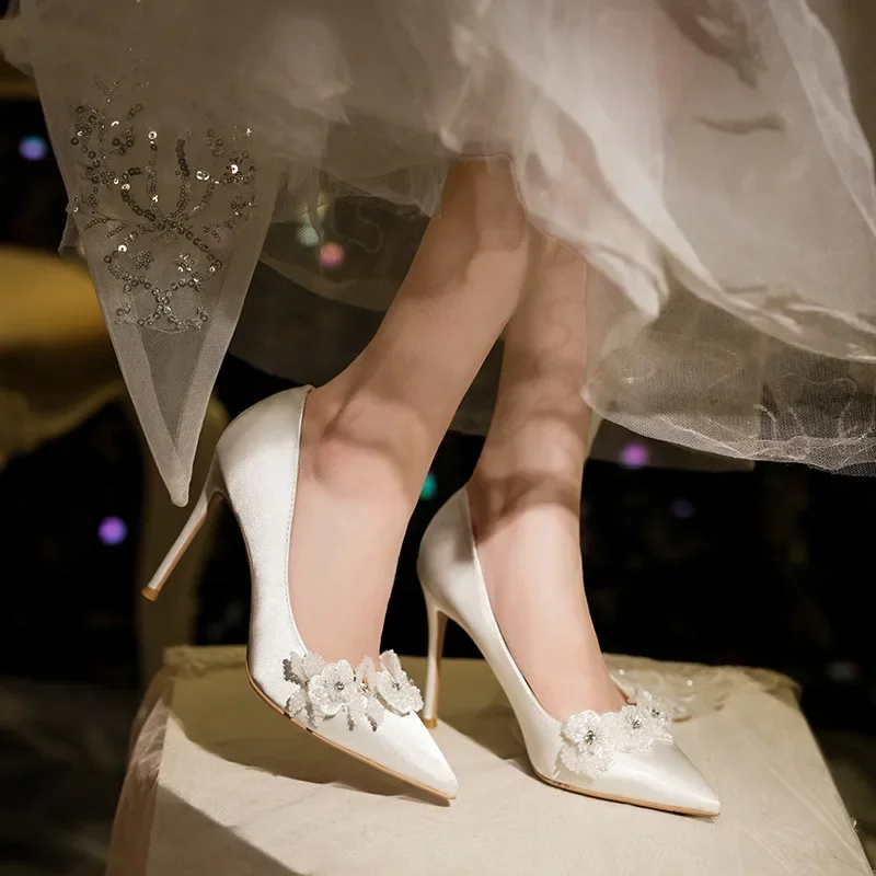 

6 см, 8 см, 10 см, сексуальные белые свадебные туфли с острым носком и цветочным принтом, туфли-лодочки для невесты, весенние туфли на шпильке 2025, туфли на тонком высоком каблуке, платье