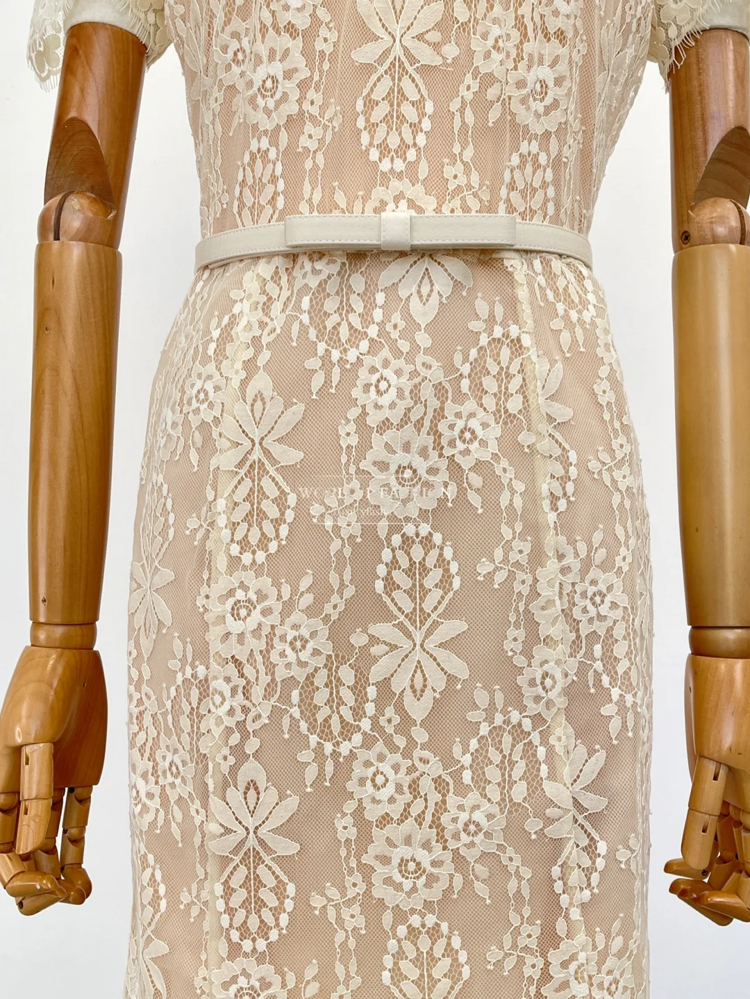 Weißes, kurzärmliges Midikleid mit Perlen und Diamanten und Spitze